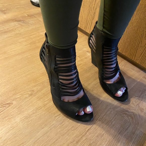 Aldo black strappy wedges - Picture 1 of 7